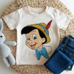 Pinocho Sonriente con Sombrero y Pluma - Vector para Cumpleaños