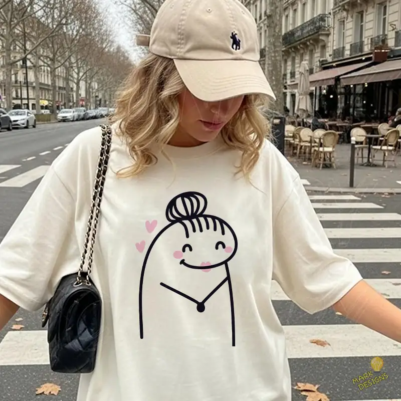 Personaje Deformito Mujer con Rodete y Collar Diseño Vectorial Personaje Deformito Mujer con Rodete y Collar Diseño Vectorial