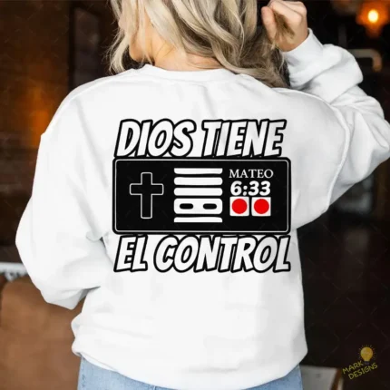 Vector Dios Tiene el Control Estilo Control Retro Gamer Mateo 6:33