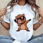 Vector Carpincho Capybara haciendo el Paso Dab con Gafas para Sublimación