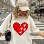 Vector Corazón Rojo con Huellas de Mascota para Sublimación