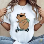 Vector Gratis Carpincho Capybara con Gafas en Monopatín para Sublimación