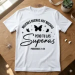 Diseño vectorial de Proverbios 31:29 Mujeres buenas hay muchas en bolsa tote con mariposas