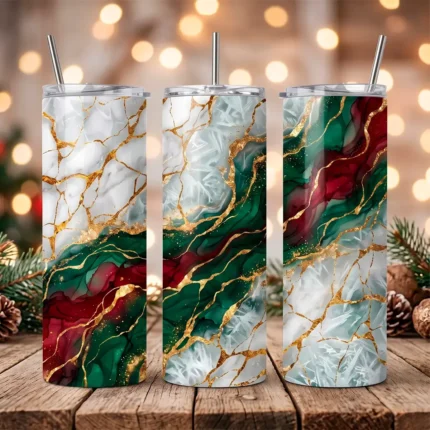 Plantilla para tumbler de 20 oz navideña de mármol blanco con vetas doradas, verde esmeralda y rojo, en tres vasos con fondo de Navidad