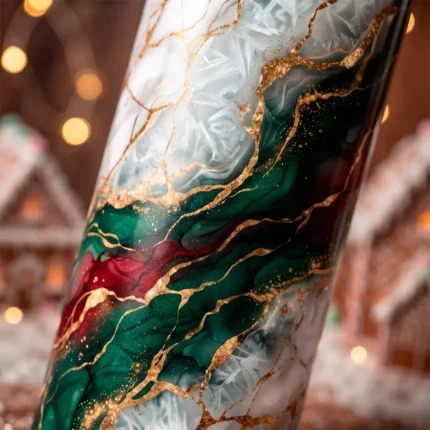 Detalle de tumbler sublimado con efecto mármol verde, rojo y dorado y textura de escarcha